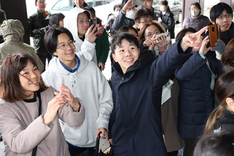 致道館高の合格発表で、掲示板に自分の受験番号を見つけて喜ぶ受験生ら