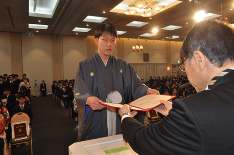 証書を受け取った卒業生、修了生が新たな一歩を踏み出した