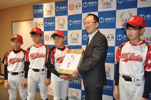 合同チームを代表して峰栄スピリッツの選手たちが鶴岡市役所を表敬訪問した