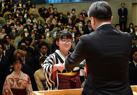 卒業証書を受ける卒業生総代の長堀さん