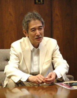鶴岡市出身の作曲家・真島俊夫さんが鶴岡市役所を表敬訪問した