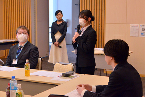 黒田さん（奥）から仕事上のマナーについて学ぶ新入社員ら
