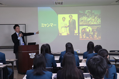 生徒に外交政策などについて説明する大石さん