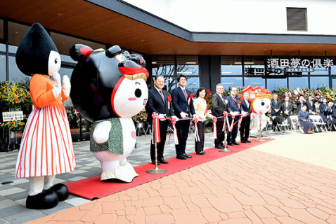 酒田の新たなにぎわい拠点のオープンを祝って関係者がテープカット