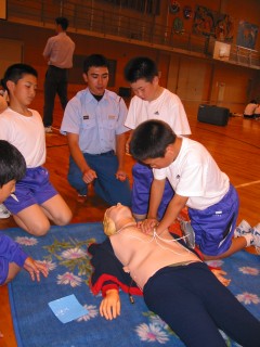 ＡＥＤと胸骨圧迫、人工呼吸の併用による救命法を学ぶ松山中の生徒ら
