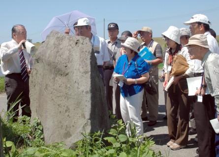 小松学長（左）の案内で「公益の碑」を見学