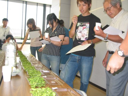 枝豆を試食する参加者たち