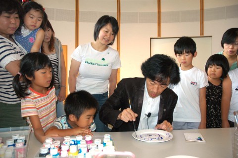 土田さんの指導で、親子がオリジナル絵皿づくりに挑戦