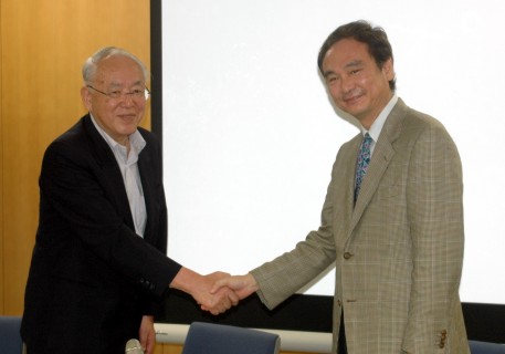 握手を交わす冨田所長（右）と鈴木会長