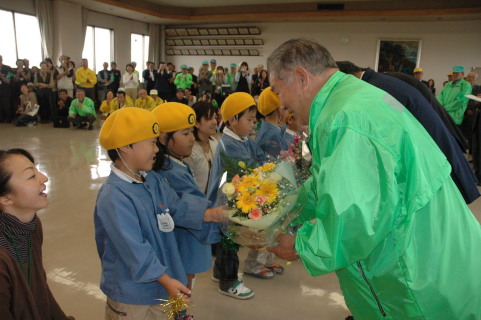 出発式で園児たちが花束を菊池副会長たちに手渡した