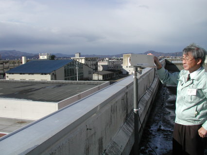 カラス追い払いの実証実験で鶴岡南高に設置された音波発信機