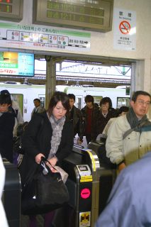 駅構内は大きな荷物を持った帰省客で混雑した＝29日、ＪＲ鶴岡駅