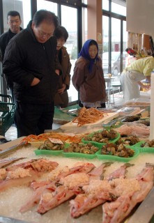 新鮮な海の幸を購入しようという買い物客でにぎわった＝さかた海鮮市場