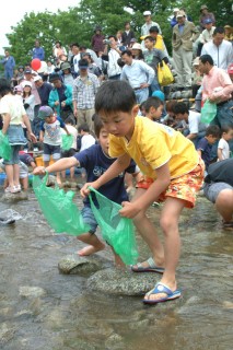 子供たちが夢中で魚を追いかけ、豊かな自然を満喫した