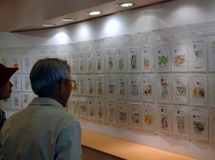 加藤さんが制作したものを高橋さんがまとめた絵手紙の展示会