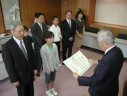 日本善行表彰を受けた3校の代表に表彰状を伝達