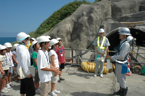 鯵ケ崎トンネルの拡幅工事現場を見学