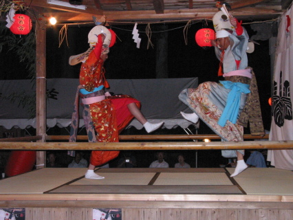 洗練された舞を披露した「杉沢比山」現地公演。写真は「鳥舞」の一場面