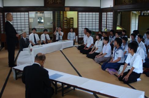 致道館で富塚市長を表敬した鹿児島市の中学生