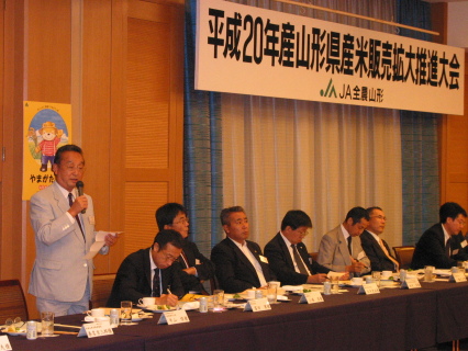 県産米の販売拡大推進大会で意見を述べる卸売業者の代表