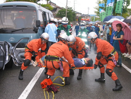 日本海総合病院のＤＭＡＴも出動し本番さながらに行われた交通事故救助・救出・応急手当て訓練