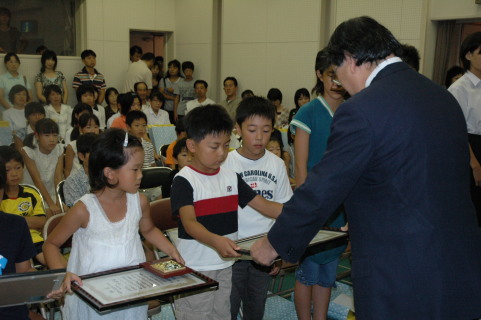 秋山賞の記念の盾と表彰状が受賞者に贈られた