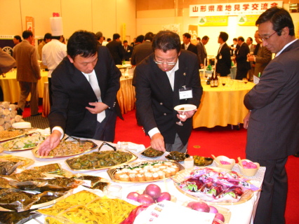 日本フードサービス協会の会員たちが庄内の食材を味わった