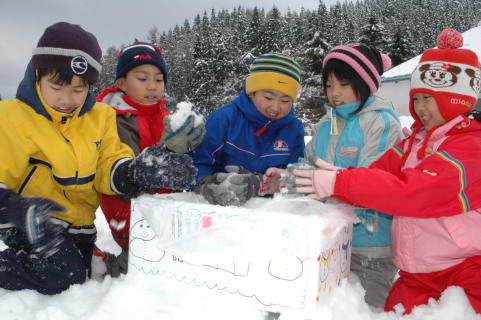 姉妹校の笠木小に送る雪を詰める福栄小の児童たち