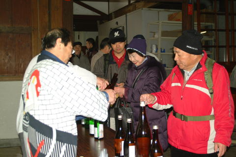 大勢の日本酒ファンが各蔵元を巡り、搾りたての新酒を味わった