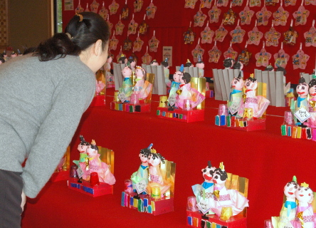 酒田市の園児が製作したひな人形を集めた展示会