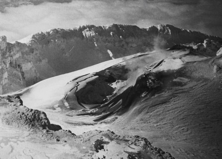 鳥海山は噴火予知のため?時間監視体制が取られる。写真は噴気熱で雪に亀裂ができた山頂（1974年）