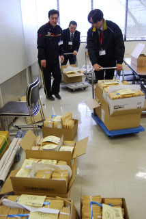 庄内で最も早い定額給付金の支給開始となる三川町では、申請書類の入った封筒の集配を日本郵政職員に依頼した＝13日午後、三川町役場