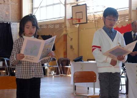開校式で校歌を歌う渋谷泰和君（右）と真生さんの兄妹