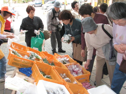 再開した森の産直カー。みずみずしい山菜が人気を集めた＝13日、鶴岡市本町二丁目
