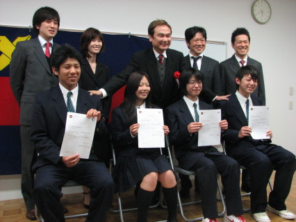 研究助手の任用証を手に冨田所長（後列中央）の激励を受ける鶴岡中央高の4人（前列）