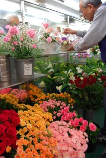 母の日を前に各生花店では古里の母に贈る生花のアレンジメント作りなどで大忙し