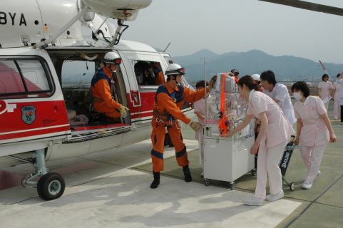 荘内病院関係者と県消防防災航空隊が合同で救助救急搬送訓練を繰り広げた