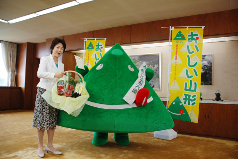 「おいしい山形大使」に委嘱されたペロリン