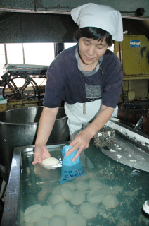 庄内の夏の味覚・なんぜんじ作りが盛んに行われている＝16日、鶴岡市の松浦豆腐店