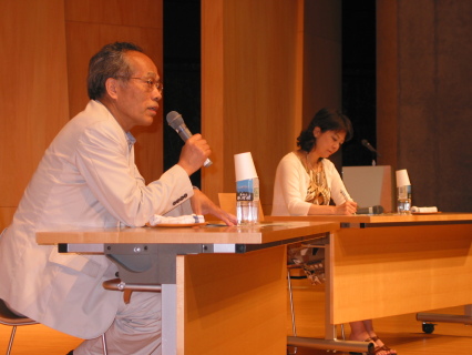 佐高さん（左）と目加田さんが対談した公益教養プログラム