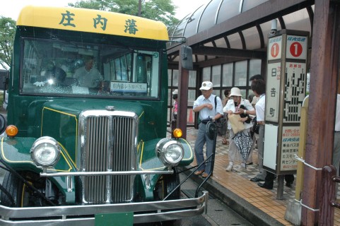 庄内藩レトロバスの運行がスタートした＝18日、ＪＲ鶴岡駅前