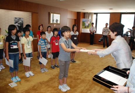 参加した小学生に吉村知事（右）が「1日知事」の辞令を交付