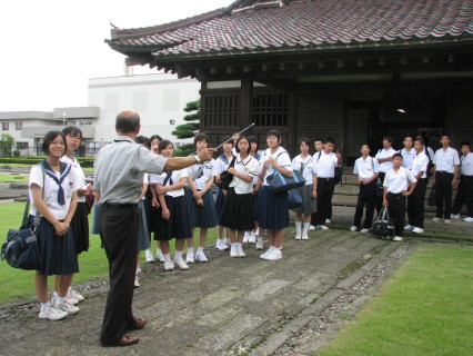 致道館で鶴岡との交流の歴史を学んだ鹿児島の中学生たち
