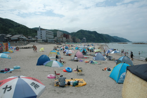鶴岡市の湯野浜海水浴場。梅雨明けしないため海水浴客はまばら＝1日午前