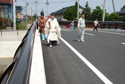田村日枝神社宮司を先頭に新しい坂本橋を渡り初めした