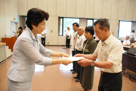 吉村知事（左）が庄内地域の知恵袋委員一人一人にも委嘱状を手渡した