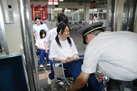 車いすを利用して列車に乗車するなどの体験学習に取り組む生徒たち＝ＪＲ鶴岡駅