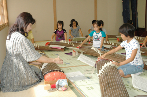 本番に向けて筝演奏の練習に励むジュニア筝アンサンブル庄内のメンバーたち＝30日、鶴岡市中央公民館