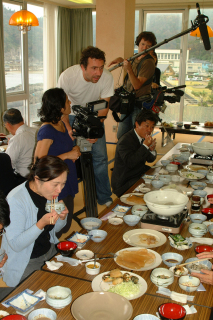 「クラゲを食べる会」の様子を撮影するフランスのテレビ番組制作会社スタッフ