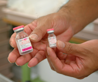 医療機関に届いた新型インフルエンザのワクチン＝20日、鶴岡市立荘内病院